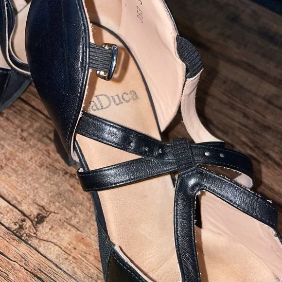 (SOLD)Laduca 2.5” Elizabeth Character Shoe w/Dust Bag - Picture 5 of 10